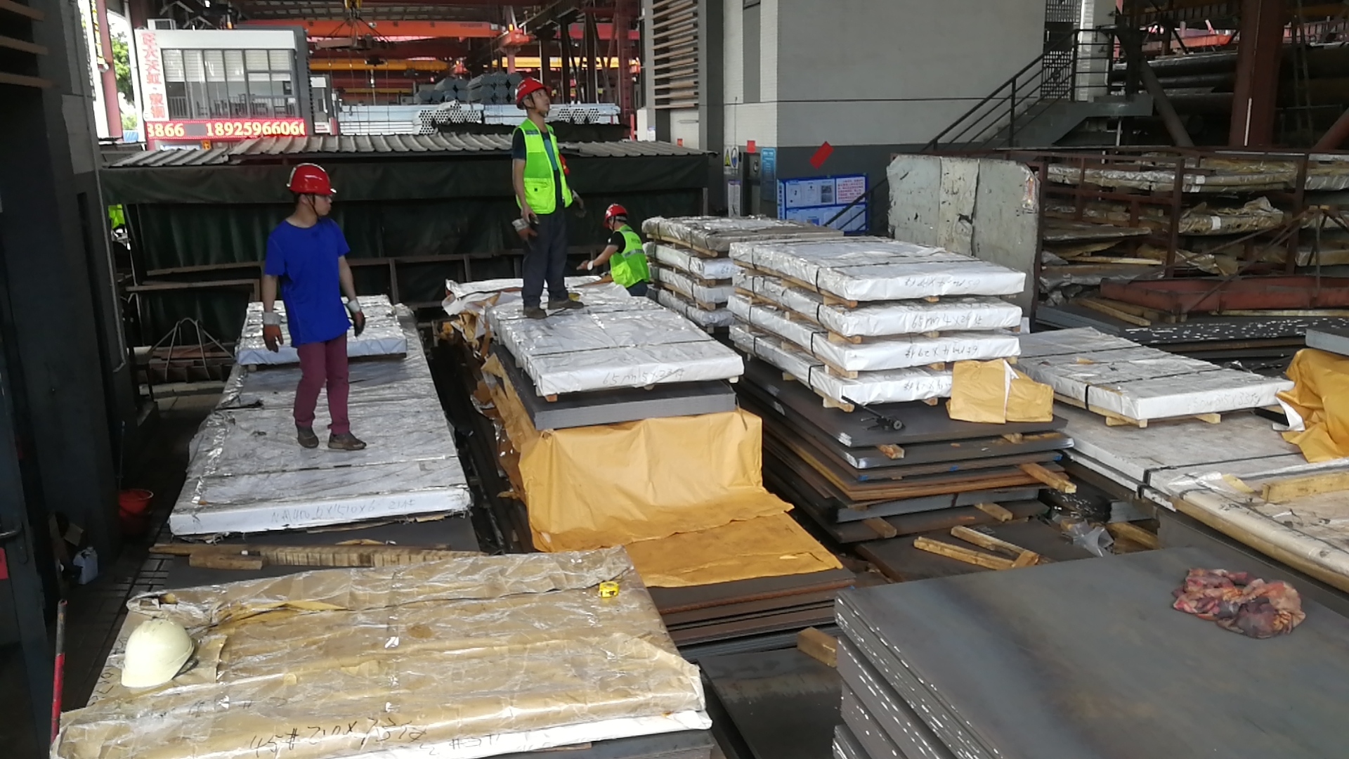 Packaging for export orders of 65Mn steel plates